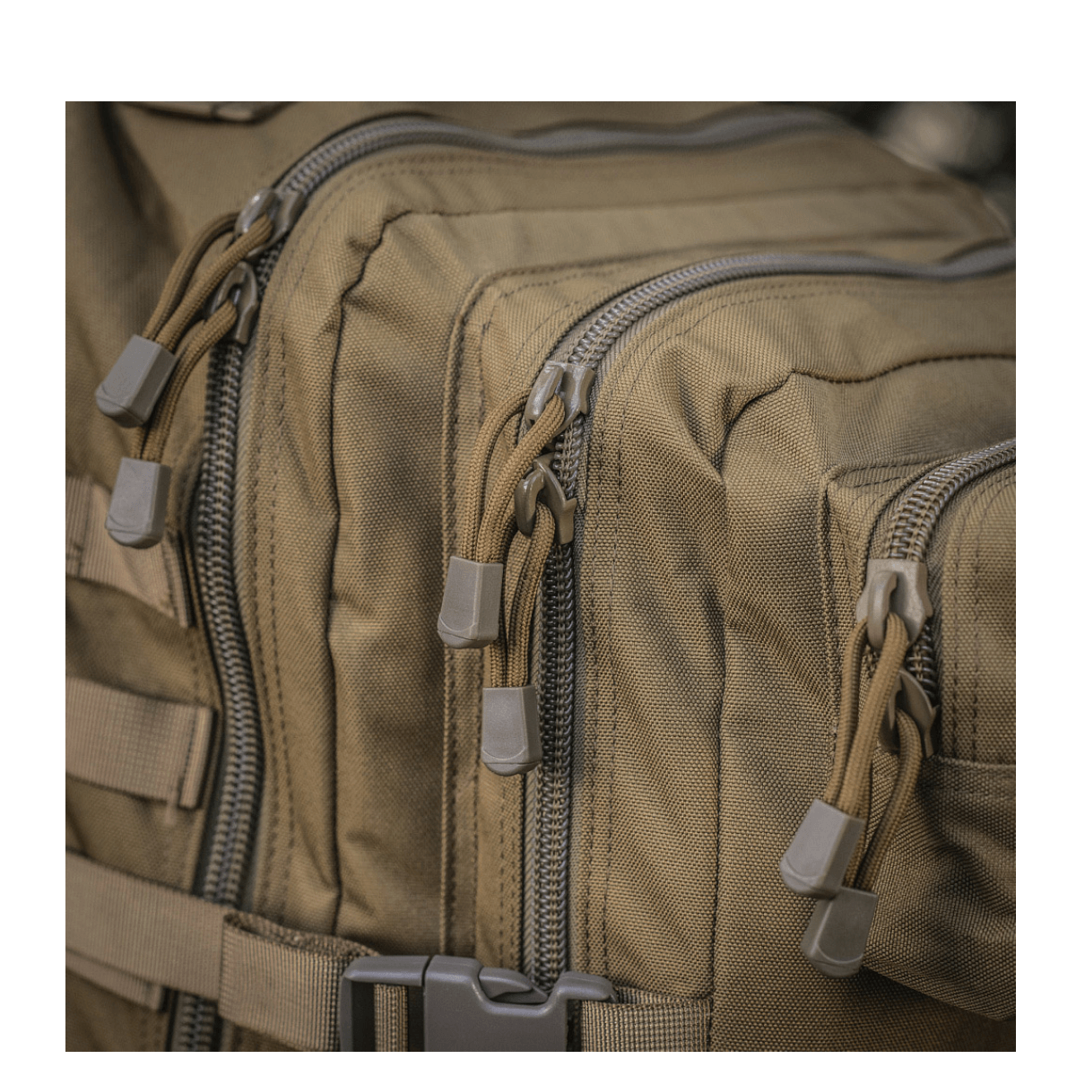 Detalje af M-Tac Large Assault Pack Rygsæk med lynlåse og MOLLE-system. Perfekt til bybrug og vandreture.
