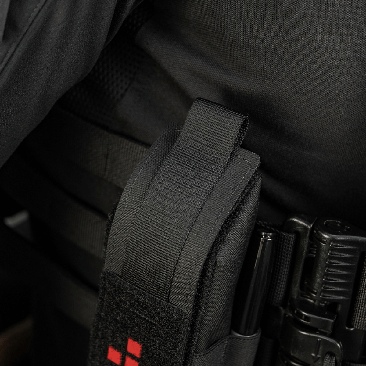 M-Tac Lomme til Tourniquet Closed monteret på en uniform, sort design, kritisk førstehjælpsudstyr til nødsituationer
