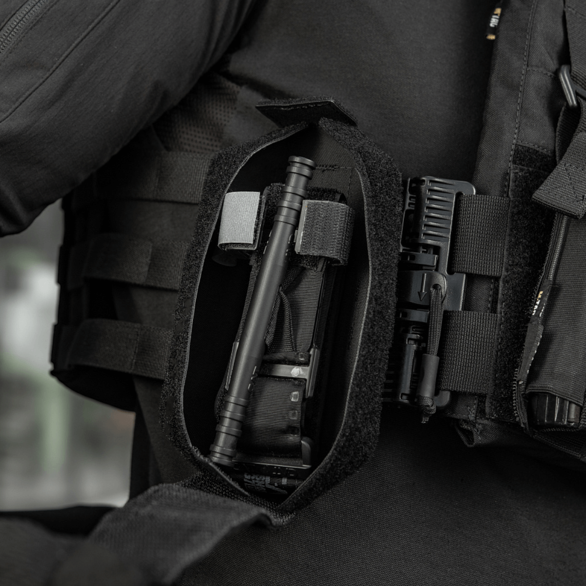 Billede af M-Tac Lomme til Tourniquet Closed monteret på taktisk vest til førstehjælp.