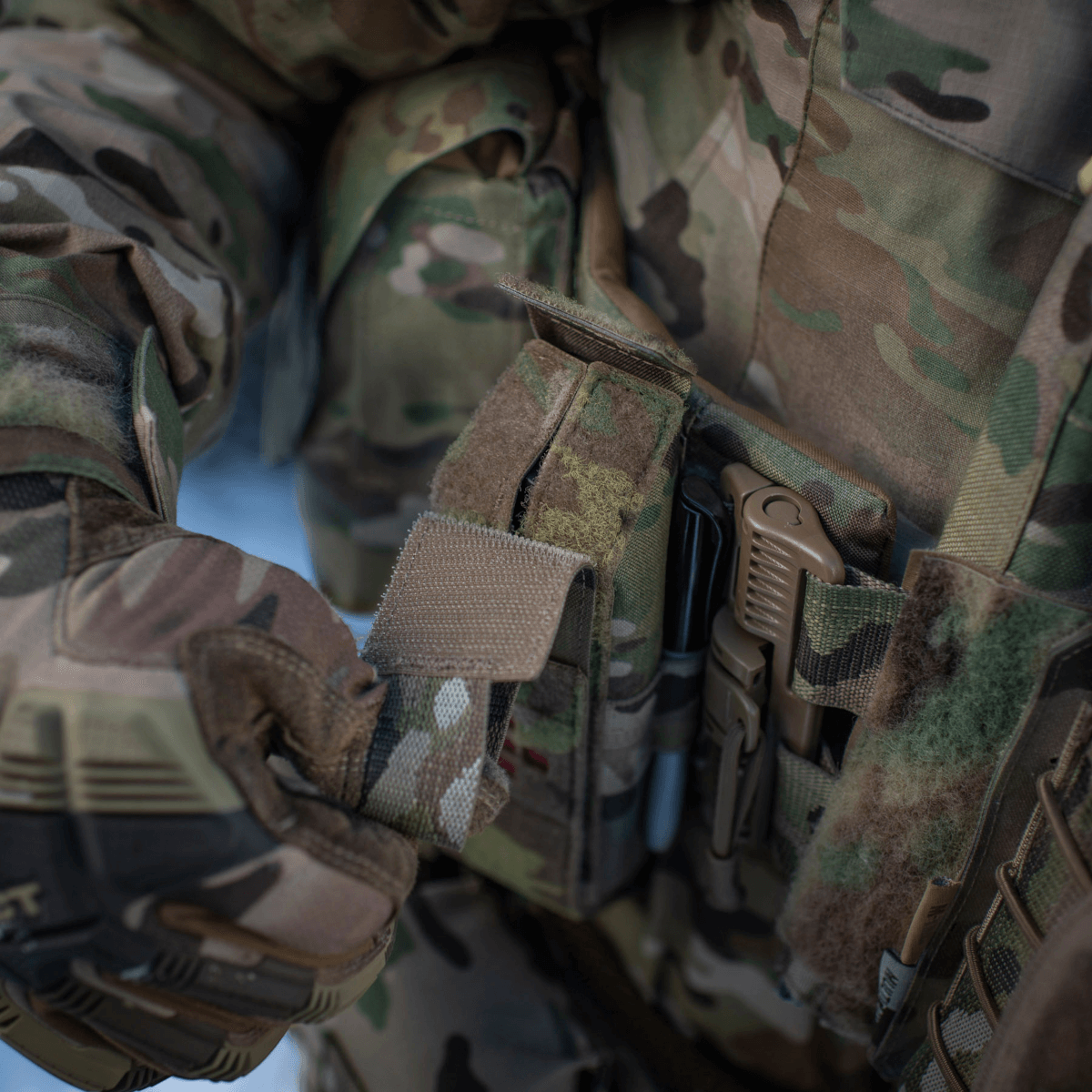 M-Tac Lomme til Tourniquet Closed i brug af specialstyrker i kamuflageret udstyr, robust og pålidelig førstehjælpsopbevaring.