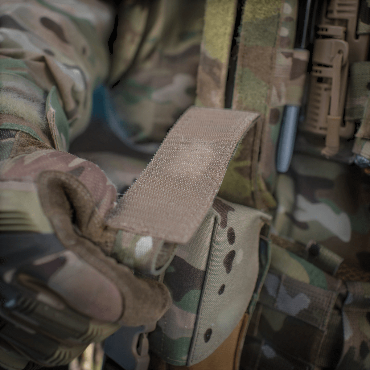 M-Tac Lomme til Tourniquet Closed fastgjort til militærtøj til hurtig adgang i nødsituationer.