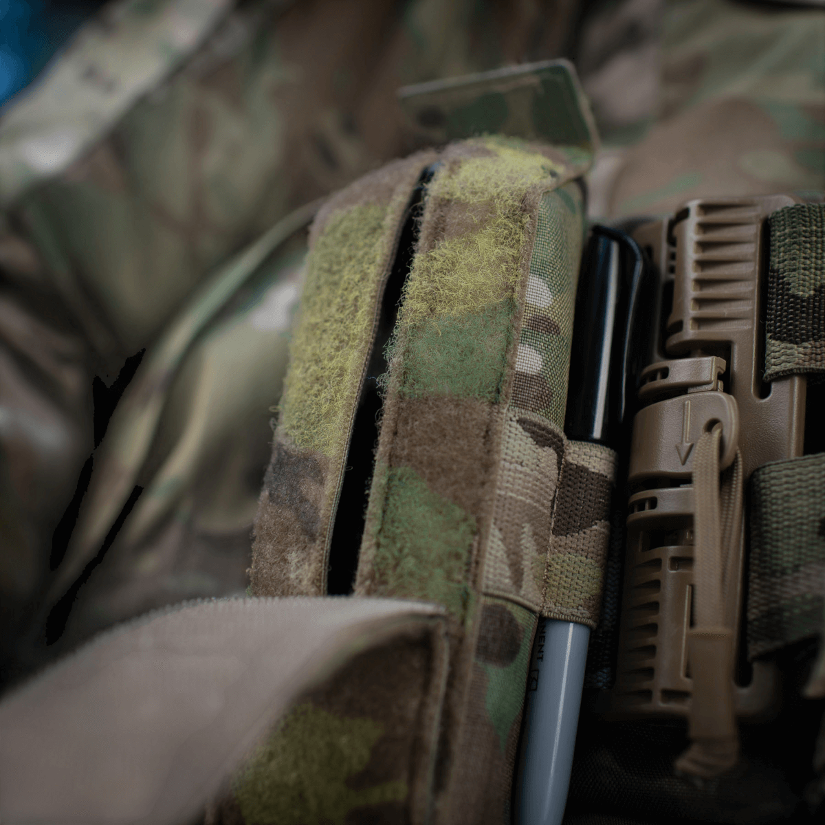 M-Tac Lomme til Tourniquet Closed i camouflage, beskytter førstehjælpsværktøj i nødsituationer. Vigtighed af robust design fremhævet.