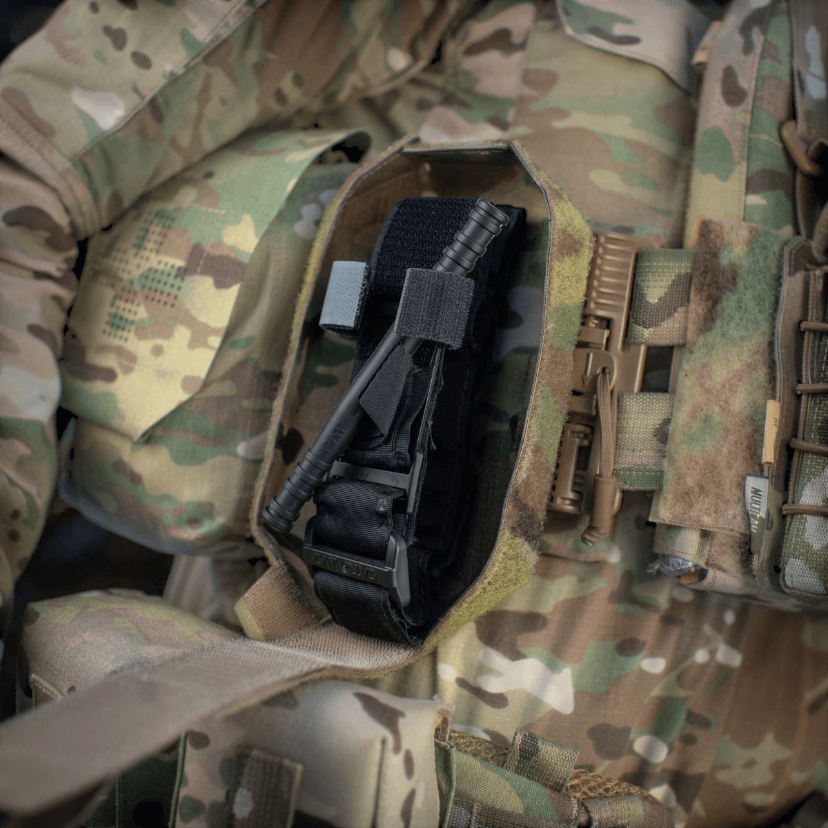 M-Tac Lomme til Tourniquet Closed på camouflageuniform til førstehjælp og nødberedskab.