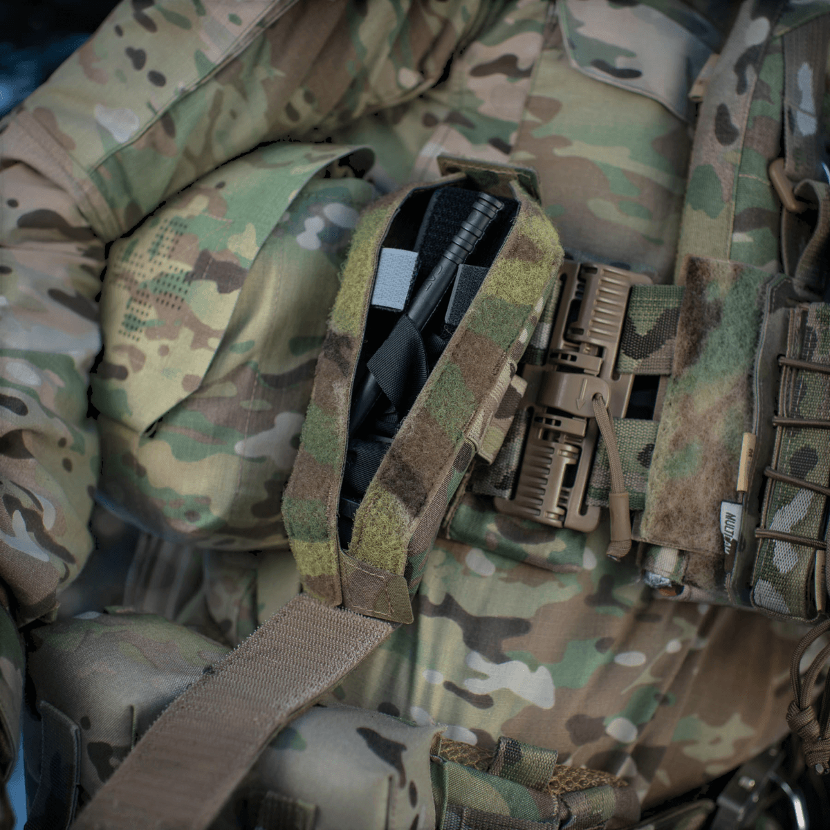 M-Tac Lomme til Tourniquet Closed monteret på camouflageuniform, ideel til hurtig adgang og beskyttelse.