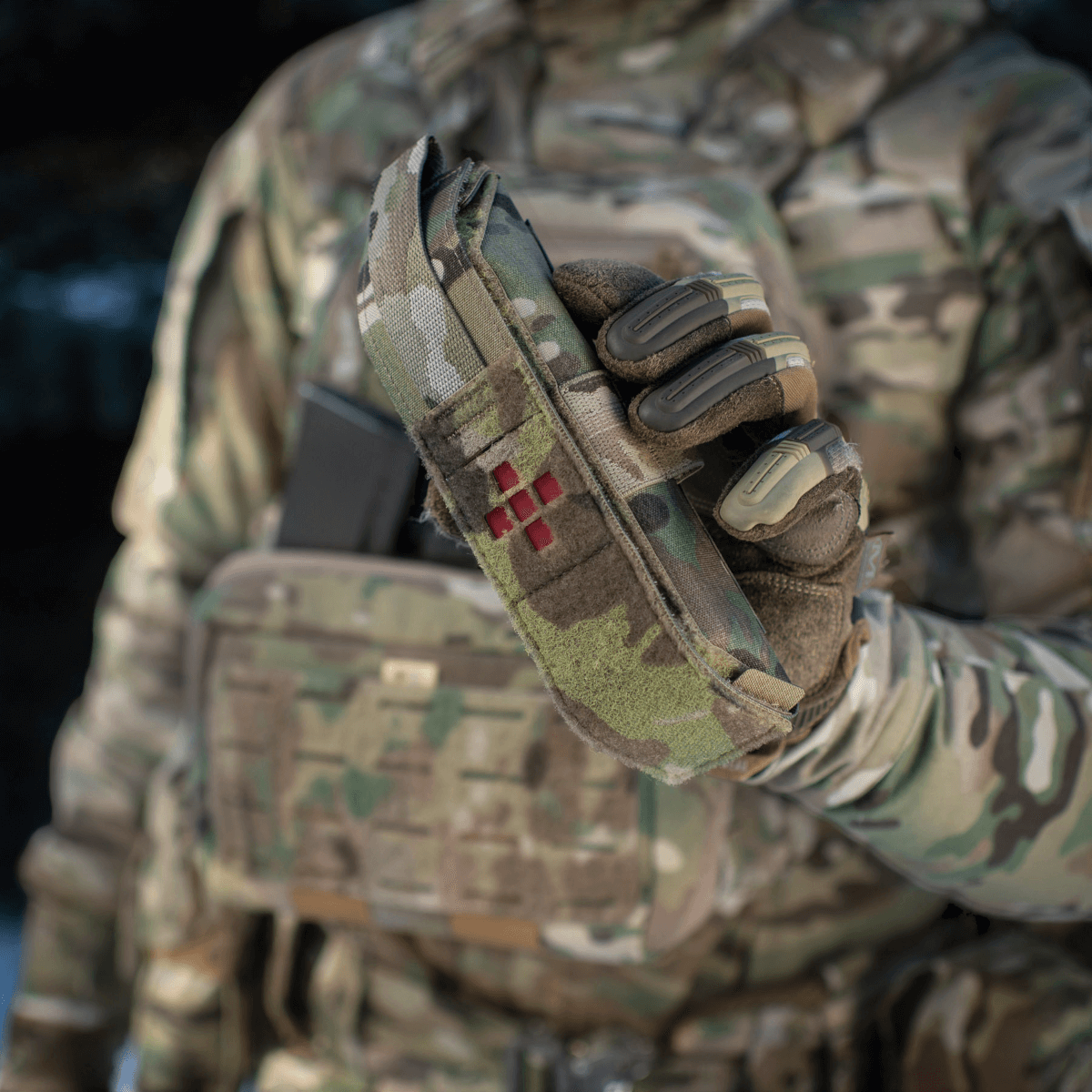 M-Tac Lomme til Tourniquet Closed i brug til pålidelig beskyttelse af førstehjælpsværktøjer i felten.