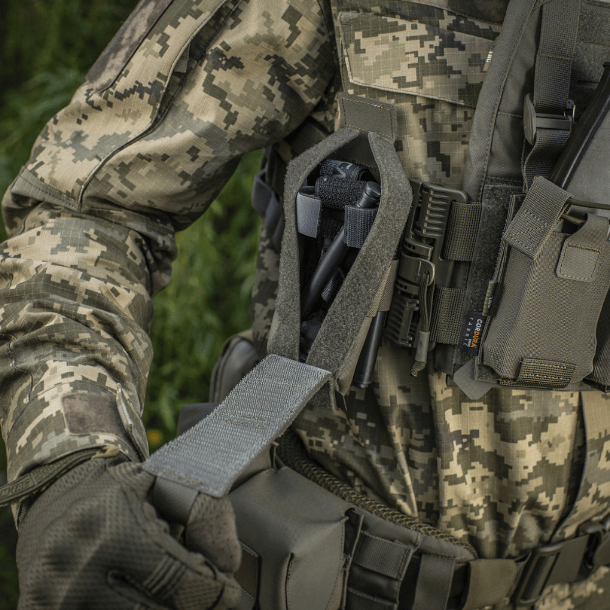 Krigsudstyr med M-Tac Lomme til Tourniquet Closed på en camouflageuniform