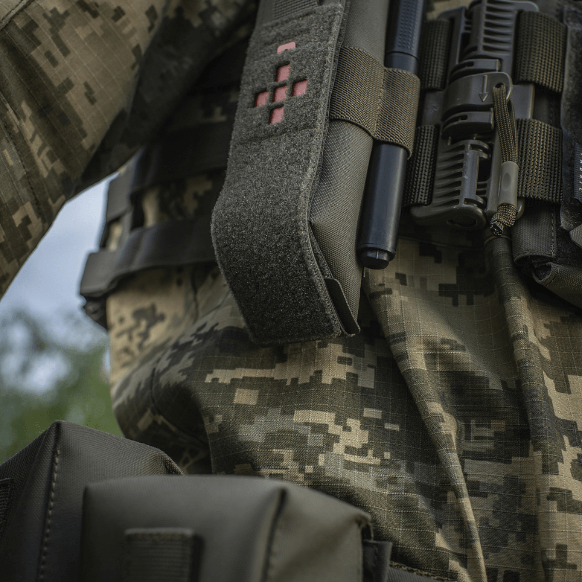 M-Tac Lomme til Tourniquet Closed fastgjort til taktisk vest for nød-situations sikkerhed.