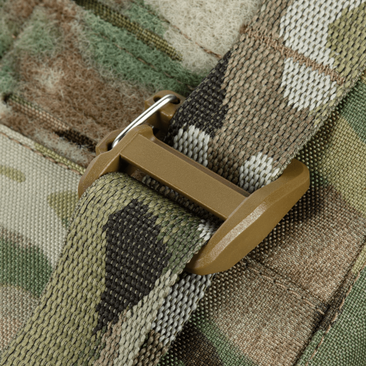 Nærbillede af M-Tac Plate Carrier Cuirass Elite Gen.II med Duraflex hurtiglåse i Cordura 500D materiale til taktisk brug.