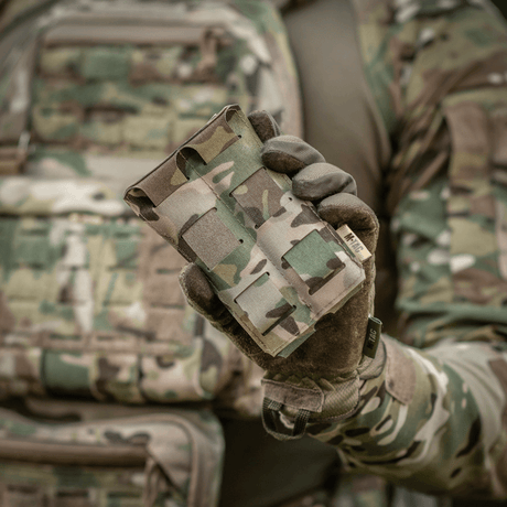 M‑Tac Double Magazine Pouch APS Laser Cut i brug, holdt af en person i militært camouflagetøj. Let, kompakt design til APS-magasiner.