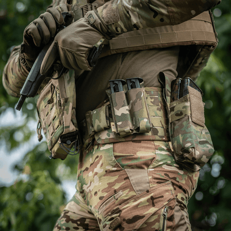 M‑Tac Double Magazine Pouch APS Laser Cut monteret på soldatens bælte med camouflage.