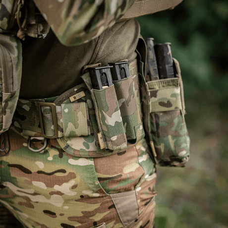 M‑Tac Double Magazine Pouch APS Laser Cut i brug med camouflagedesign til hurtig og sikker transport af magasiner i felten.