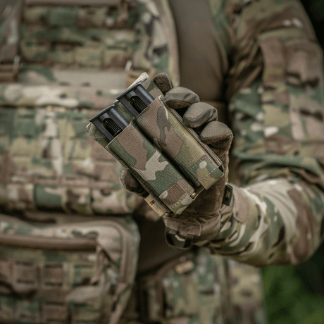 M‑Tac Double Magazine Pouch APS Laser Cut til feltbrug og hurtig genladning i militært miljø, monteret på MOLLE gear.