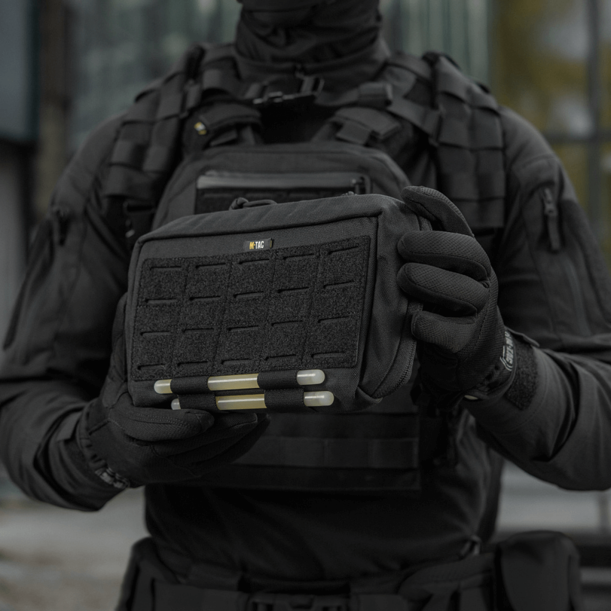 M-Tac Admin Pouch Large Elite holdt op af taktisk klædt person, viser slidstærkt Cordura-materiale og laser cut velcro-panel.