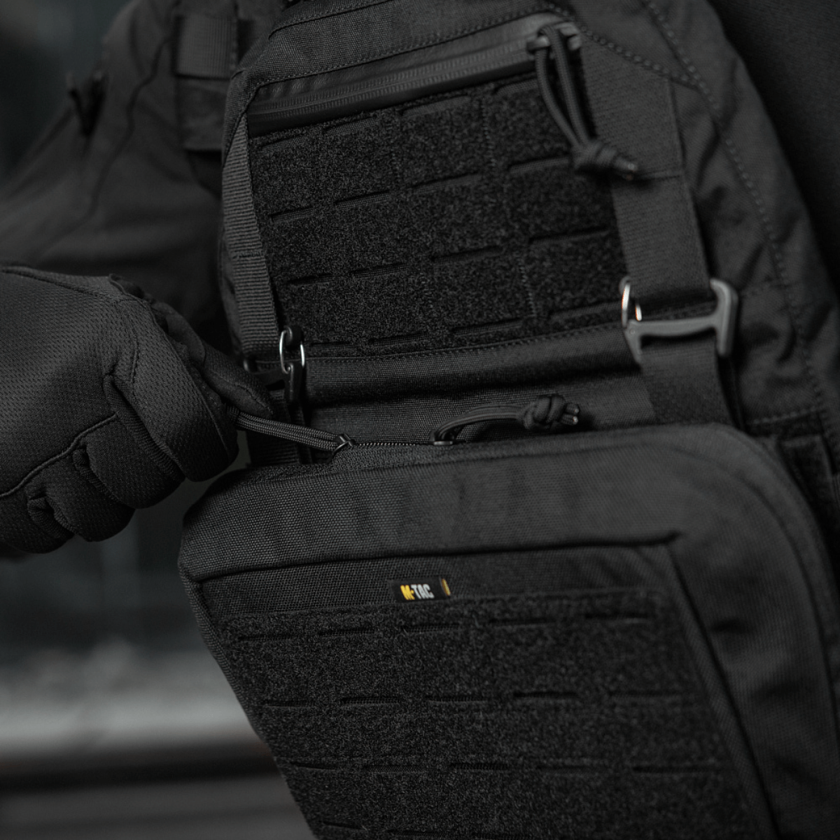 M-Tac Admin Pouch Large Elite i sort, lavet af robust Cordura 500D, perfekt til opbevaring af taktisk udstyr. Visning med laser cut velcro.