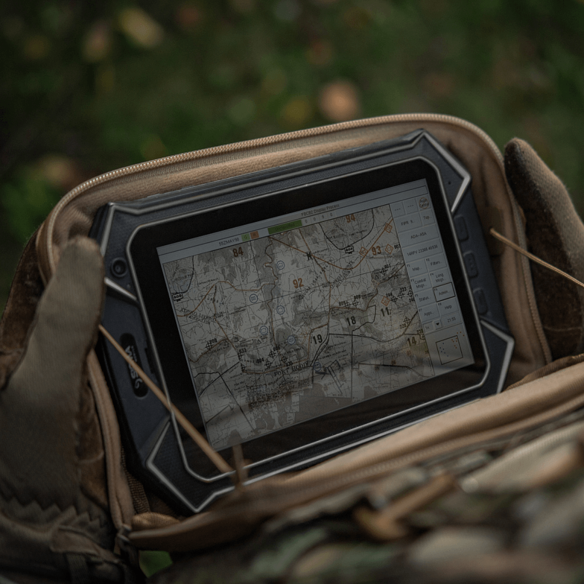 M-Tac Admin Pouch Large Elite med en tablet, der viser et kort, opbevaret i den slidstærke Cordura 500D taske i naturen.