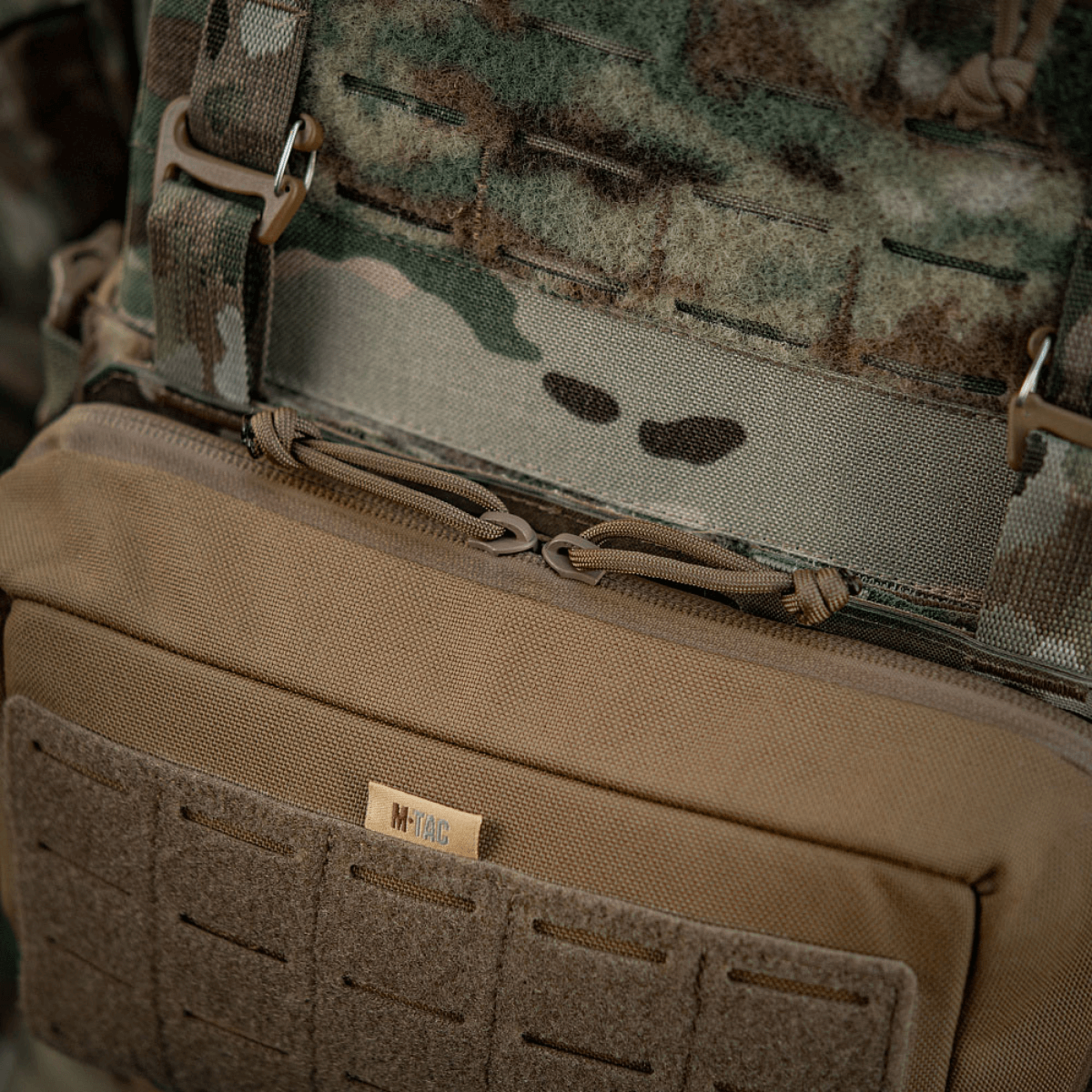 M-Tac Admin Pouch Large Elite i brun Cordura monteret på taktisk udstyr med laser cut velcro-panel til patches