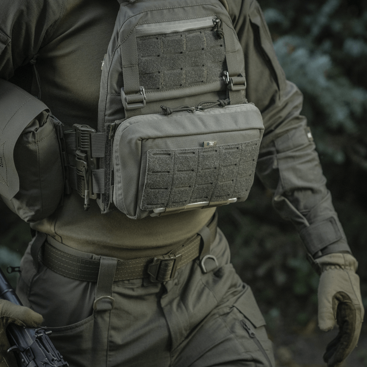 M-Tac Admin Pouch Large Elite monteret på taktisk udstyr til opbevaring af udstyr og dokumenter, fremstillet af holdbart Cordura 500D.