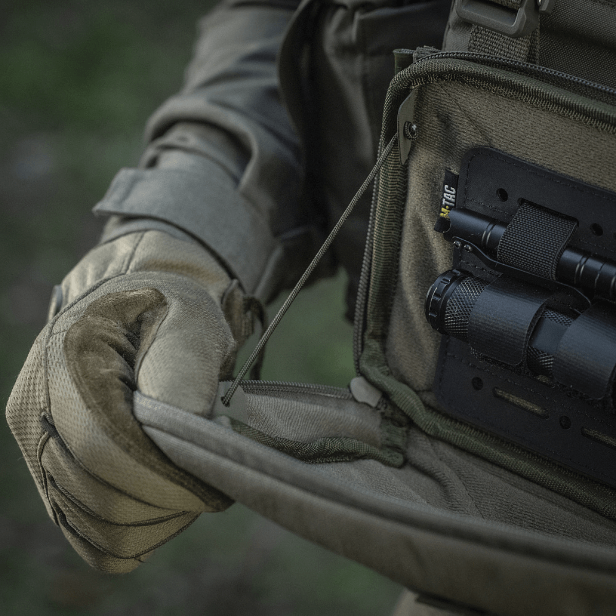 Taktisk brug af M-Tac Admin Pouch Large Elite til opbevaring af lommelygte og udstyr.