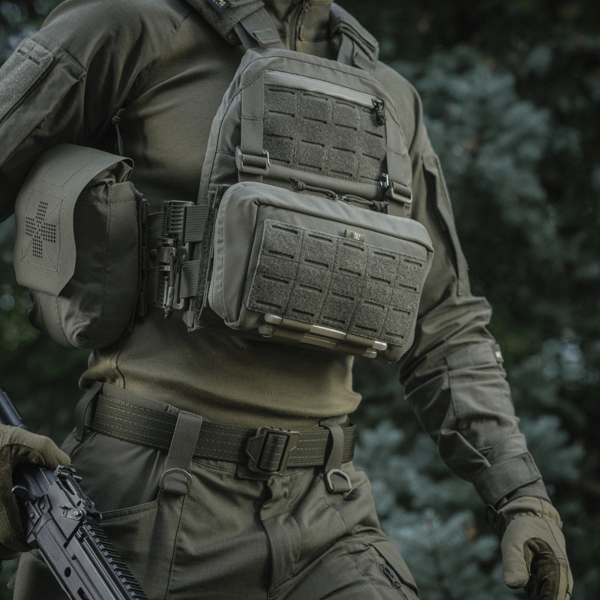 M-Tac Admin Pouch Large Elite i brug med taktisk udstyr, robust Cordura 500D materiale, perfekt til opbevaring af nødvendige genstande.