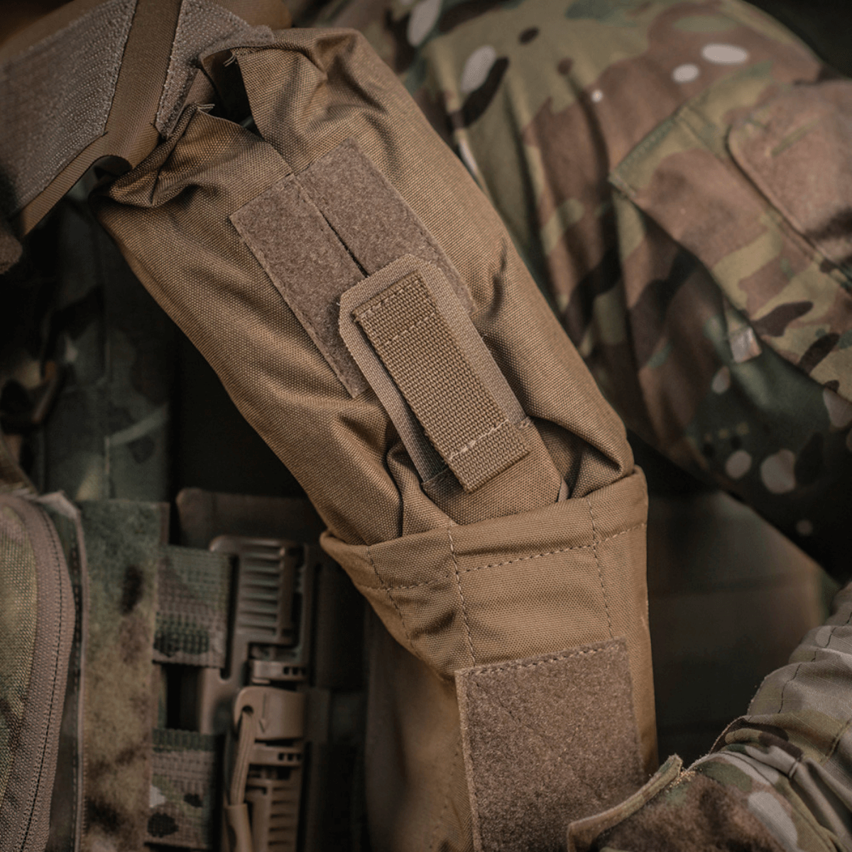 M-Tac Mediclomme Small Vertical Elite i robust Cordura 500D monteret på camouflageuniform, ideel til førstehjælpsudstyr.