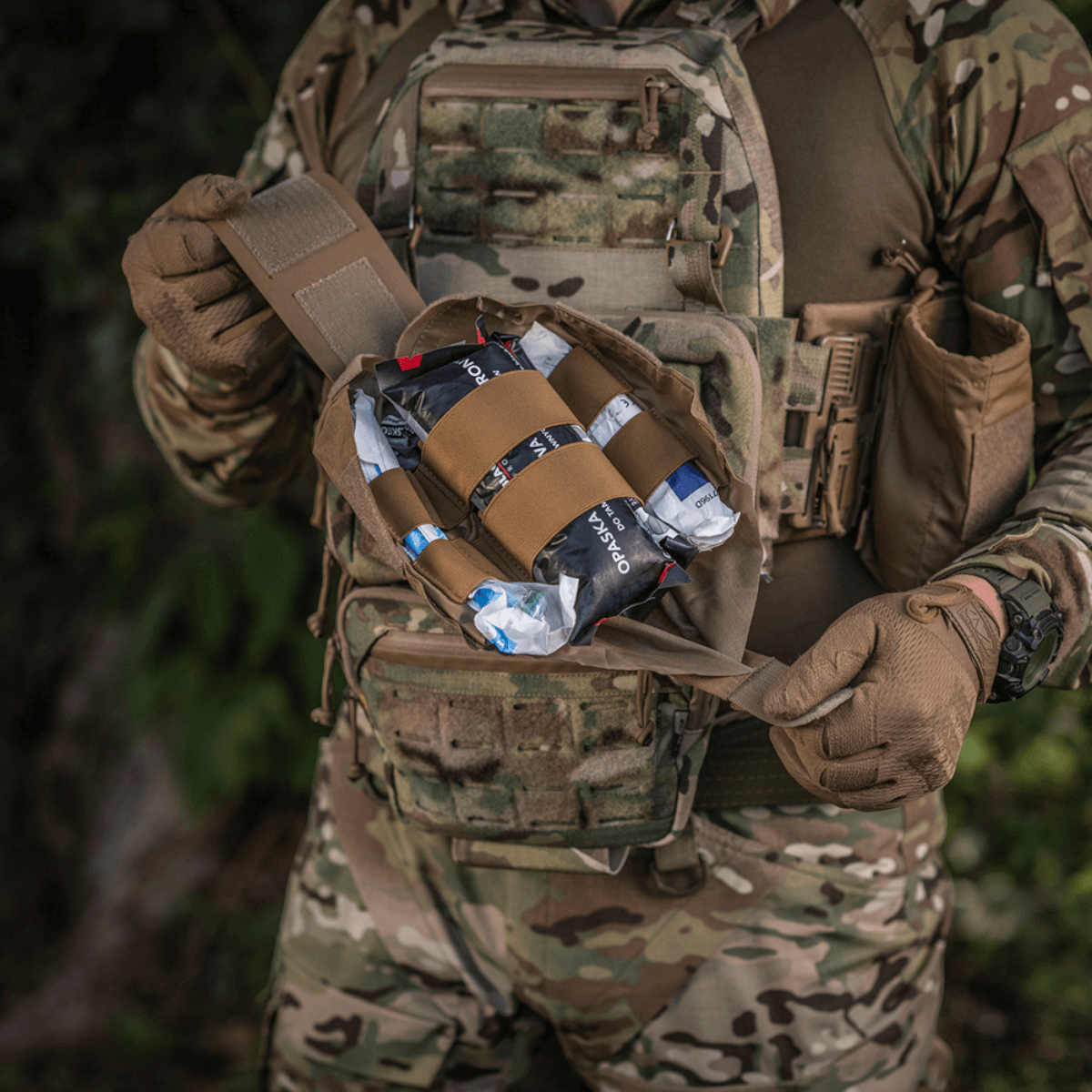 M-Tac Mediclomme Small Vertical Elite i multicam nylon med intern IFAK-organizer og NIJ-certificering, vist åben i gallery position 1.