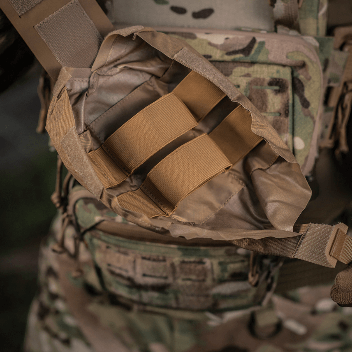 M-Tac Mediclomme Small Vertical Elite førstehjælpsorganizer i Cordura 500D på udendørs baggrund, slidstærkt og modstandsdygtigt design.