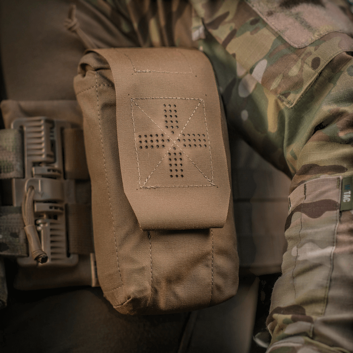 M-Tac Mediclomme Small Vertical Elite i robust multicam nylon med intern IFAK-organizer, NIJ-certificeret, vist i gallery position 1.