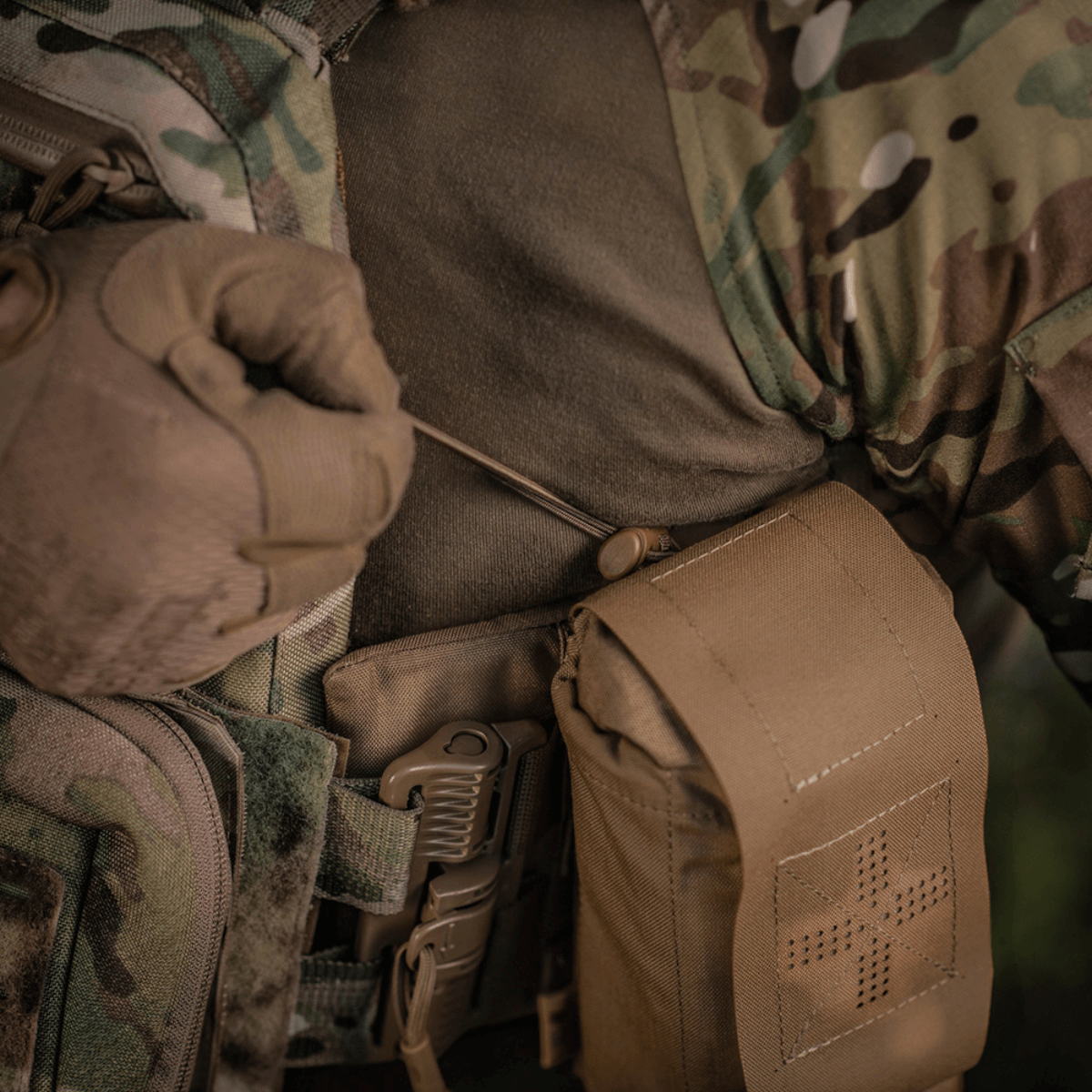 M-Tac Mediclomme Small Vertical Elite i multicam nylon med intern IFAK-organizer, NIJ-certificering, vist i gallery position 1.