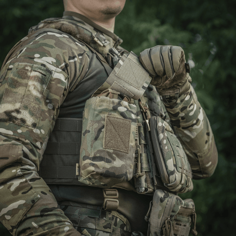 M-Tac Mediclomme Small Vertical Elite i multicam nylon med NIJ-certificering monteret på taktisk udstyr vist i gallery position 1
