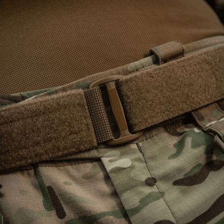 M-Tac Range Bælte Cobra Buckle Gen.IV - taktisk militærbælte med justerbar størrelse og forstærkning, set på camouflagebukser.