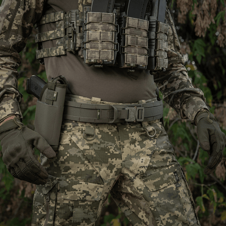 M-Tac Range Bælte Cobra Buckle Gen.IV i brug, taktisk bælte med udstyr, perfekt til militær og skydebane. Forstærket med Tegris-komposit.