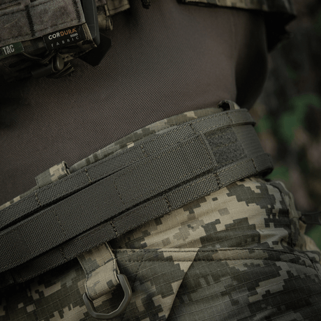 M-Tac Range Bælte Cobra Buckle Gen.IV - taktisk bælte i brug med forstærkning og tilbehørsholdere.