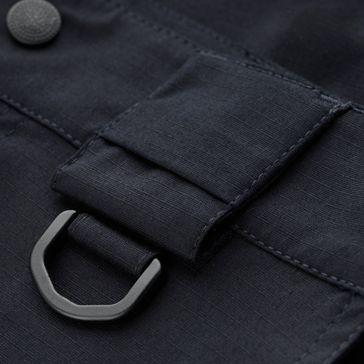 Detalje af M-Tac Shorts Aggressor Gen.II Flex i sort rip-stop materiale med D-ring og knap.