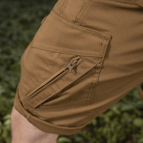 M-Tac Shorts Aggressor Gen.II Flex i rip-stop materiale med Teflon-belægning, viser lynlåslomme og fleksibilitet. Ideel til aktiviteter.