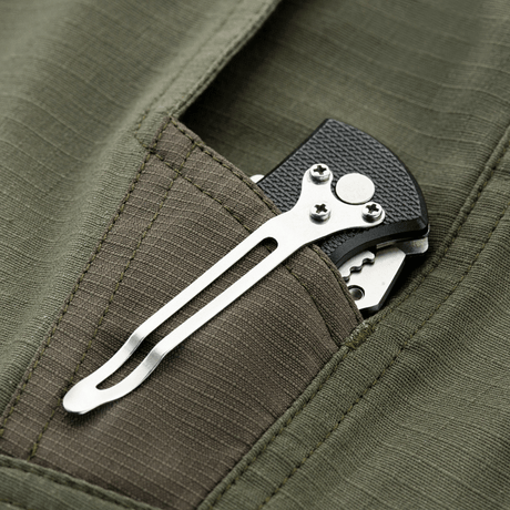 Lomme af M-Tac Shorts Aggressor Gen.II Flex med knivklips i rip-stop materiale med Teflon-belægning, vand- og smudsafvisende.