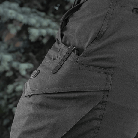 M-Tac Shorts Aggressor Short i sort rip-stop stof, ideel til by- og naturbrug med taktiske funktioner som clips og D-ring