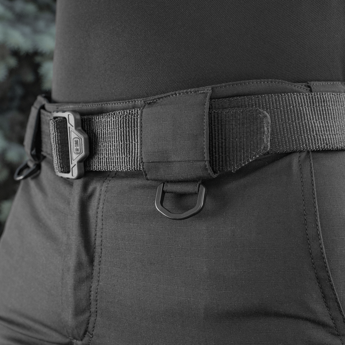 Detalje af M-Tac Shorts Aggressor Short med taktiske funktioner og justerbare elastiske bæltestropper, ideel til aktivitet og komfort.