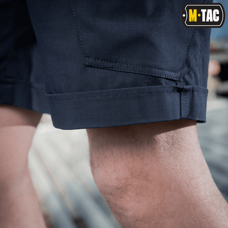 M-Tac Shorts Aggressor Short i mørkeblå med knælang længde, ideel til aktiv brug. Elastisk polycotton rip-stop materiale. Perfekt til varme dage.