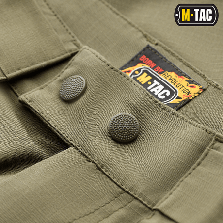 Nærbillede af M-Tac Shorts Aggressor Short med knælange design, ideel til varme dage i byen eller naturen, bomuld/polyester blanding.