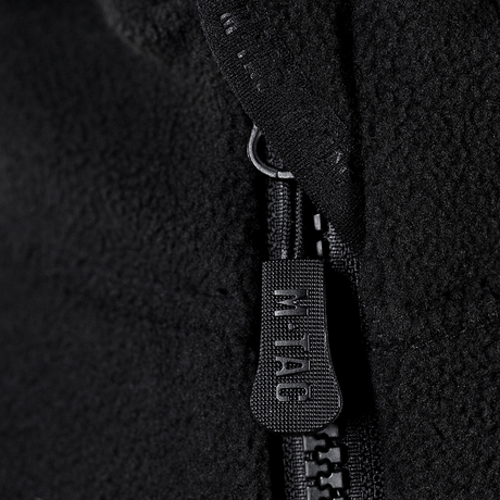Nærbillede af lynlåsen med M-Tac-logo på M-Tac Lite Microfleece Hættetrøje, fremstillet af åndbart mikrofleece.
