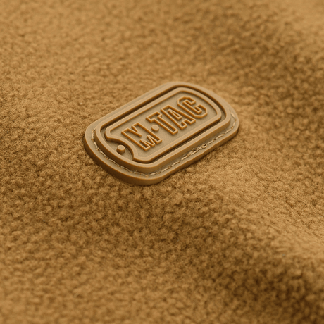 M-Tac Lite Microfleece Hættetrøje i brun mikrofleece med synligt M-Tac-logo, perfekt til komfortabel og funktionel brug.