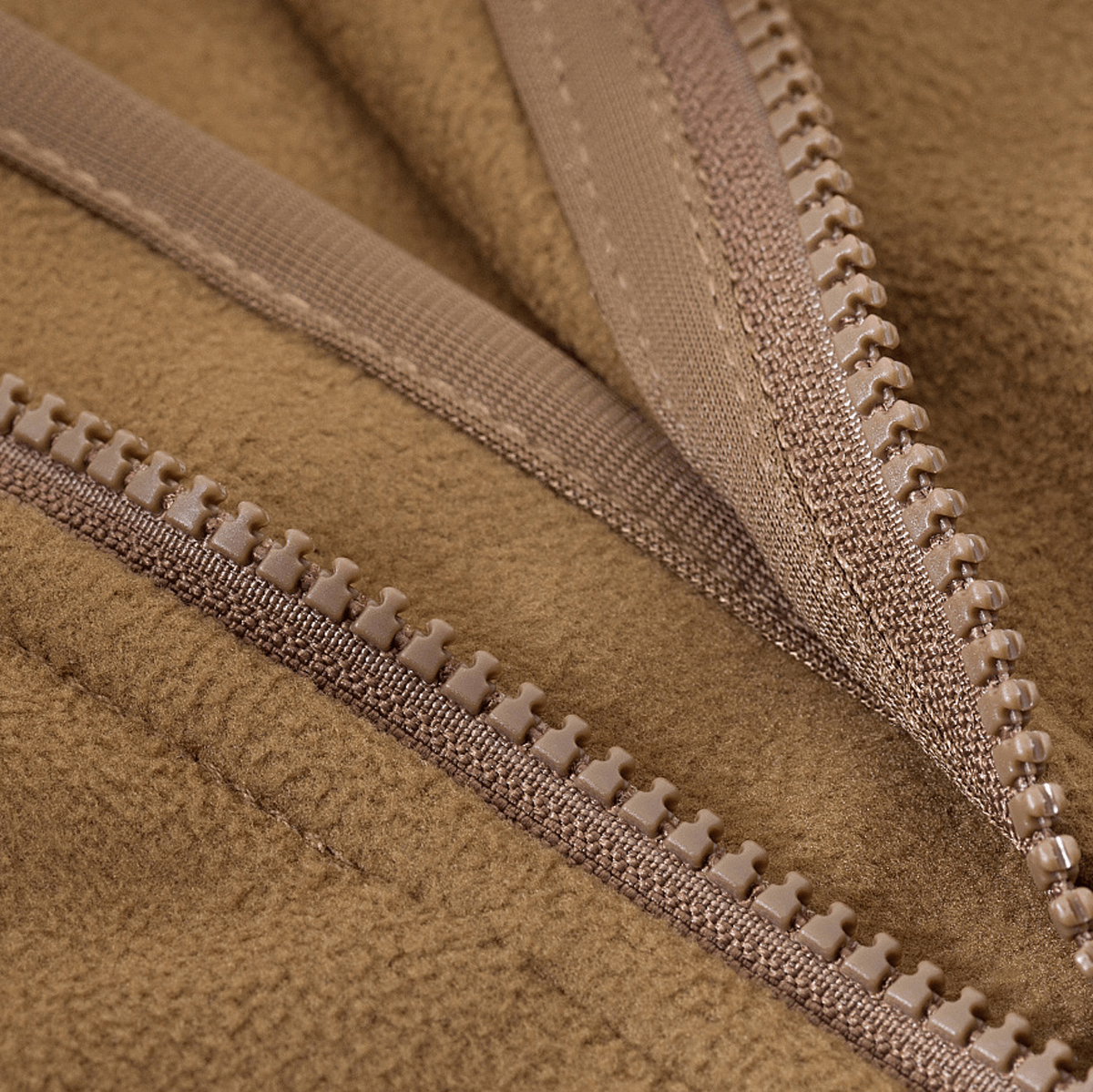 Nærbillede af lynlåsen på M-Tac Norman Windblock Fleecejakke, viser detaljeret WindBlock-materiale og Softshell-indlæg.