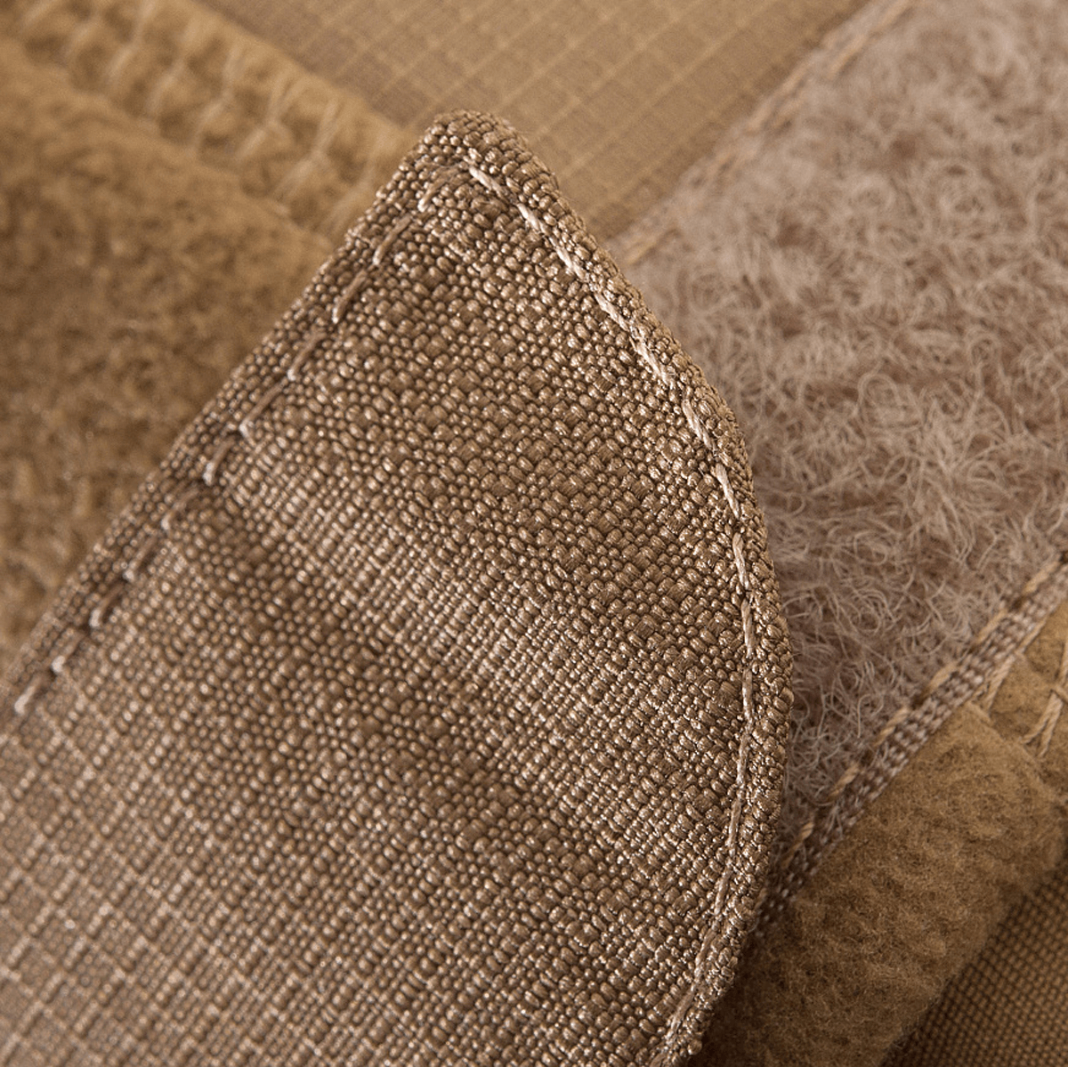 M-Tac Norman Windblock Fleecejakke med Softshell-materiale, viser detaljeret syning og struktur for maksimal varme og komfort.