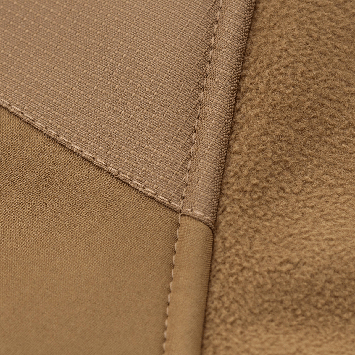 Detalje af M-Tac Norman Windblock Fleecejakke viser Softshell og fleece materialer, designet til at beskytte mod vind og kulde.