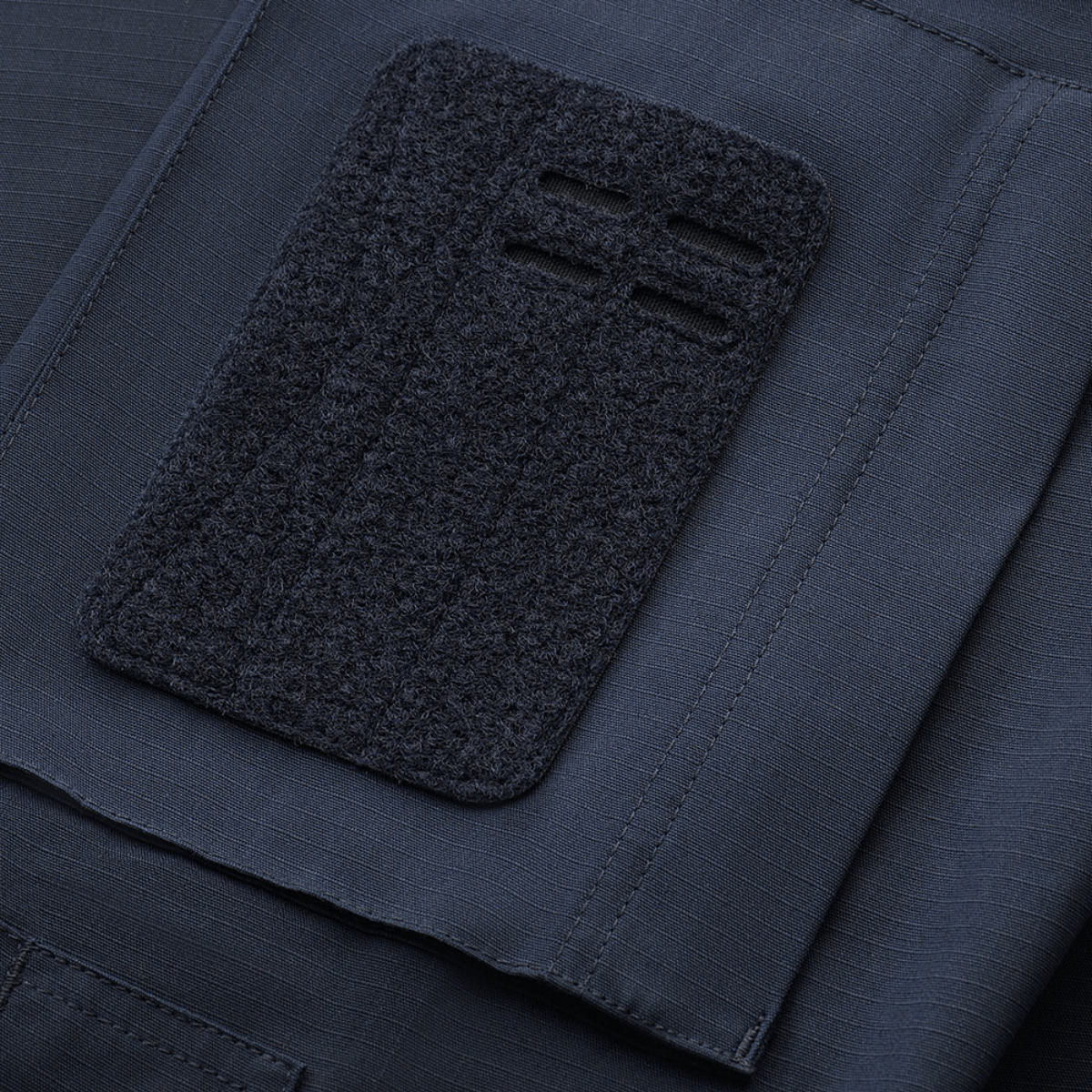 Detaljeret visning af M-Tac Jakke Patrol Flex med velcro-område til patches og navneskilte. Ideel til taktisk brug og forstærket holdbarhed.