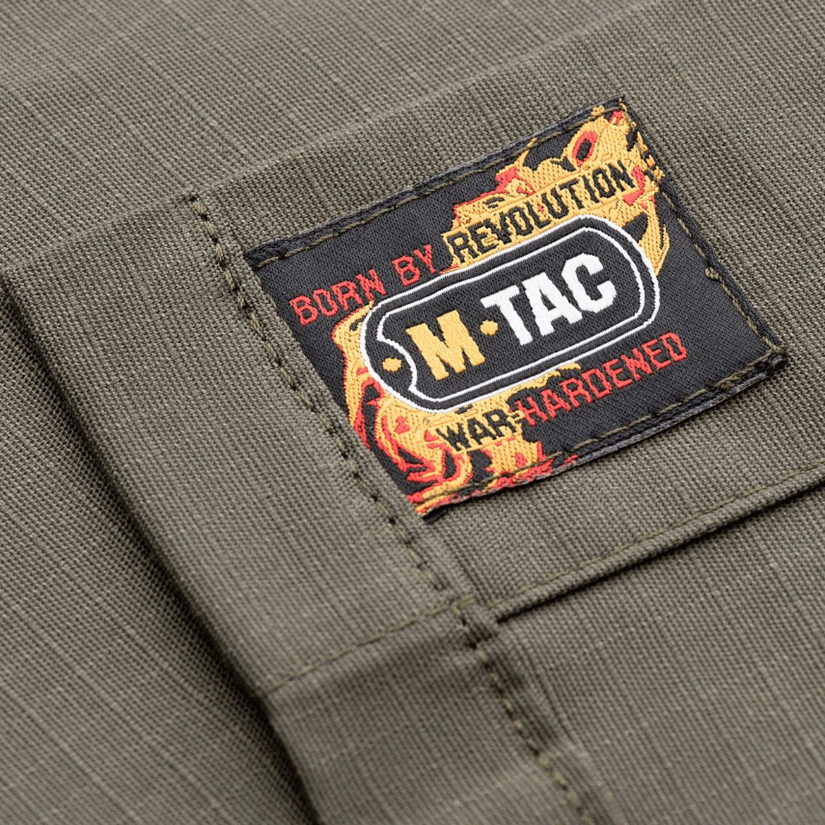 M-Tac Jakke Patrol Flex label med "Born by Revolution" og "War Hardened" design i grå farve