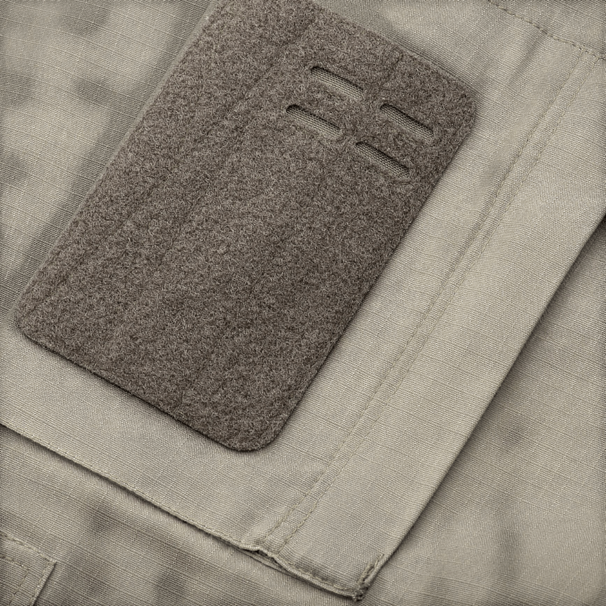 Velcro panel på M-Tac Patrol Flex Jakke med plads til navneskilt, i en let figursyet pasform designet til komfort og funktionalitet.