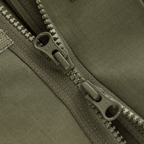 Detalje af M-Tac Jakke Patrol Flex med holdbar YKK lynlås og velcro-dækning, ideel til taktisk og praktisk beklædning.