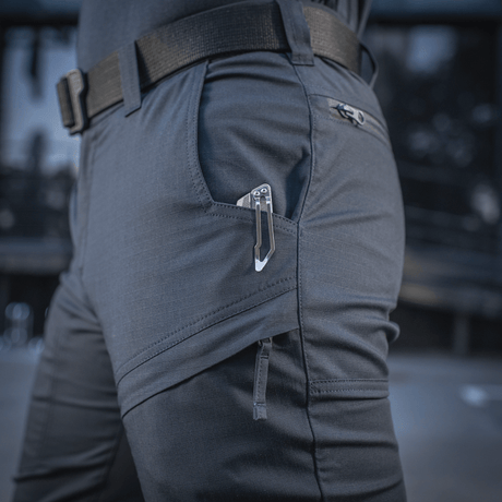 Mand iført M-Tac Tactical Bukser Patrol Gen II Flex med taktiske lommer og bælte.