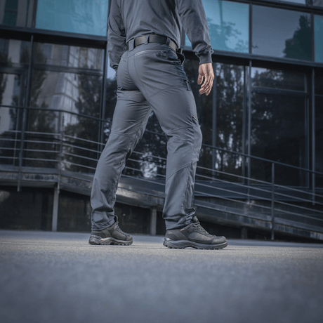 M-Tac Tactical Bukser Patrol Gen II Flex til outdoor-aktiviteter, set bagfra i urban miljø.
